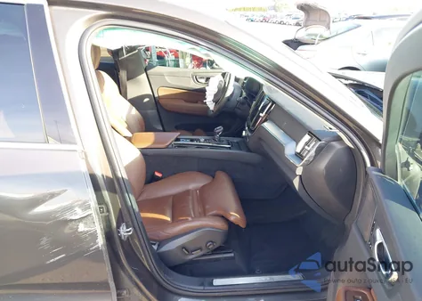 2019 Volvo Xc60 T5 Momentum z USA, uszkodzony, nr VIN LYV102RK0KB228235